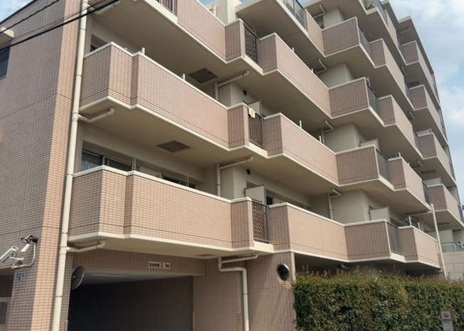 【構造・工法・仕様】 | レヴィールファミリア上溝 | ＲＣ造、Reinforced Concreteは直訳すると補強されたコンクリートです。主に柱や梁・床・壁が鉄筋とコンクリートで構成おり、鉄筋を組んだ型枠にコンクリートを流し込んで固めたものを指します。