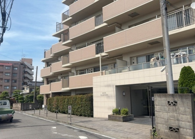 【外観】 | レヴィールファミリア上溝 | 外観はマンション管理がされているかの目安になります。築年数が古いと、壁面は劣化してひび割れが生じることも！建物が古びていても細かいところが修繕されていると、きちんと管理されているなぁと感じるでしょう。