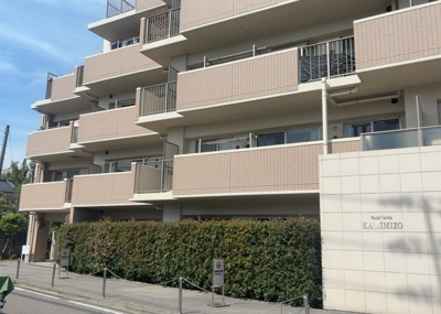 【バルコニー】 | レヴィールファミリア上溝 | 一般的なバルコニーは、奥行1.5ｍ程ですが、ワイルドバルコニーは2ｍまで広がっています。そのため洗濯物の間隔をあけ干すことができ、乾きやすいというメリットや、ガーデニングが楽しめる等の特徴があります。