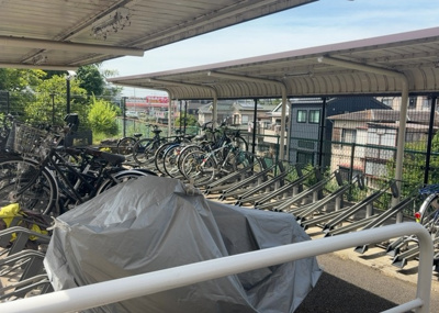【駐車場】 | レヴィールファミリア上溝 | 車一台あたりに必要なスペースは、標準サイズの普通自動車で横幅2m50cm、長さ5mは必要になります。ただし、乗降のことも考慮して横幅3m30cm、長さ5m50cmほどは確保できるところを選びましょう。