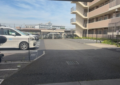 【駐車場】 | レヴィールファミリア上溝 | 駐車場と明記されていても、最小スペースでつくられた駐車場だと大型車は駐車できなかったり、出入りしにくくなったりする可能性があります。お車のサイズと購入したい物件の駐車場のサイズを現地で確認しましょう。