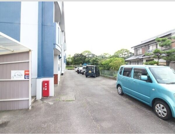 鶴城コーポの駐車場