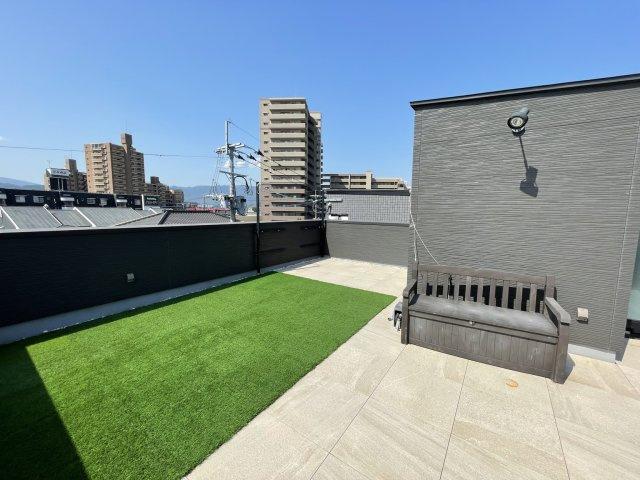 【バルコニー】 | 中原4丁目中古戸建 | 一部は人工芝です。水栓もあります。