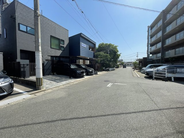 【前面道路含む現地写真】 | 中原4丁目中古戸建 | 前面道路もひろびろ！目の前がT字路のため、光がよく入る明るい建物です。