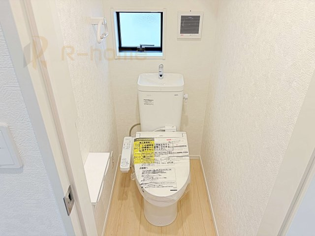 古河市大山第8　新築戸建て　4号棟のトイレ|温水洗浄便座付きのトイレ。
トイレが２ヵ所設置で朝の忙しい時間でも安心です。