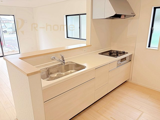 古河市大山第8　新築戸建て　4号棟のキッチン|料理をしながら家族とコミュニケーションが取れる対面式システムキッチン。