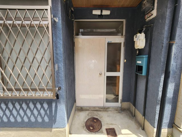 池ノ内町貸家のエントランス