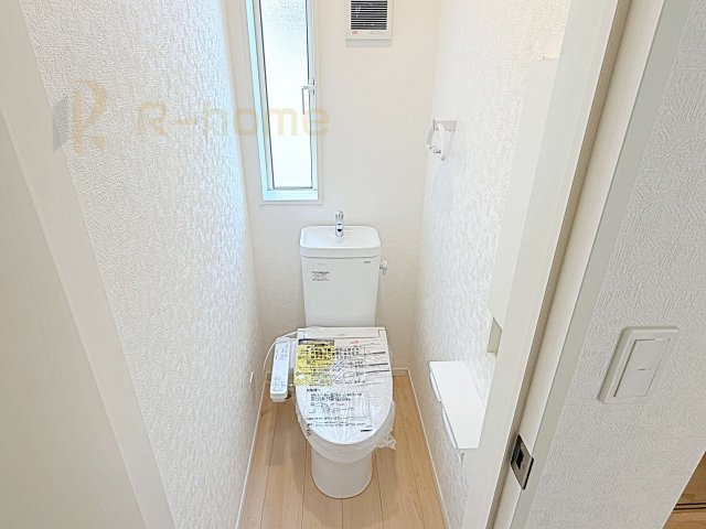 古河市大山第8　新築戸建て　5号棟のトイレ|温水洗浄便座付きのトイレ。
トイレが２ヵ所設置で朝の忙しい時間でも安心です。
