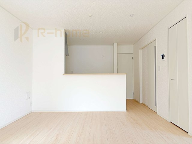 古河市大山第8　新築戸建て　5号棟のキッチン|リビングで遊ぶお子様にも目が届くカウンターキッチン！