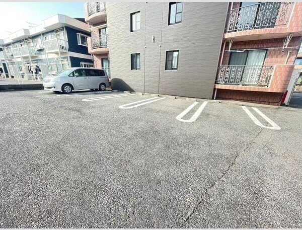 マンションCats eyeの駐車場