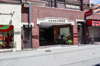 【エントランス】 | 一階部分には店舗や事務所が入っています♪