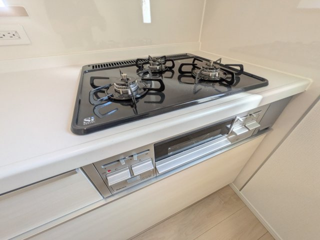 多数の調理器具を同時に使用でき、料理の効率化が可能。省エネで節約になり、様々な料理スタイルに適応できます。また、火力調整が独立しており、手入れや掃除もしやすく、今よりもっとお料理が楽しくなるかも。