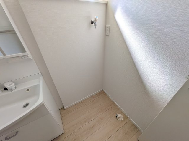 洗濯物の仕分け作業がしやすく、整理整頓が容易になります。洗濯音や湿気を他の部屋に持ち込まず、生活環境を快適に保ちます。上部を活用すれば収納スペースを確保でき洗剤や洗濯用品の整理もしやすくなります。