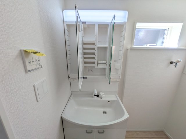 化粧品や洗顔料、歯ブラシなどの必需品をまとめて置ける収納スペースがあり、使用するたびに取り出す手間が省けます。また、水回りのため、濡れても大丈夫な素材が使用されており、お手入れが簡単です。