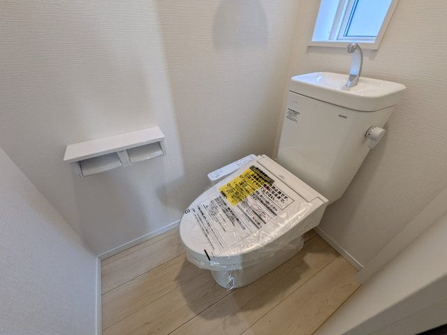 温水洗浄便座付トイレは温水洗浄機能により、暖かい水でおしりを洗浄することができ、冷たい水を使う従来の便座に比べ、温水洗浄機能で暖かいトイレを提供し、快適な使用を可能にします。