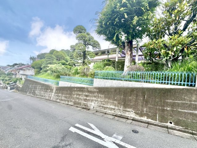 【中古戸建】桐生市堤町3丁目の外観|■外観｜外壁や植栽が目隠しとなり、プライベート空間を守ります。防犯にもなり安心です♪