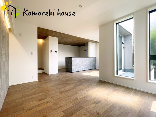 さいたま市西区指扇03260　新築一戸建て　01の居間・リビング|おしゃれなリビングです