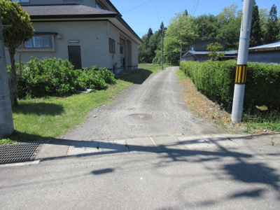 【前面道路含む現地写真】 | 大館市比内町片貝字伊勢堂東・中古住宅