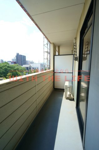 第5サンシャインビル【キャッシュバック対象物件】のバルコニー|バルコニー付きです