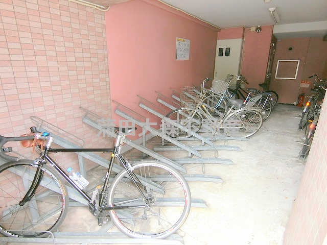 シンシア大森本町のその他共用部分|屋根付きラック式の駐輪場
