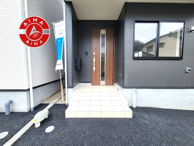 大野城市上大利3丁目第5-2棟（2号棟）の玄関|地盤調査済 / 玄関へ向かうまでのアプローチに漂う上質が期待感をもたせます。玄関は建物の顔。落着きを醸し出した自己主張が心に訴えてきます。