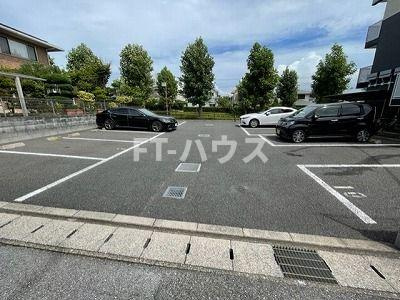 レオパレスコンフォートフレアⅢの駐車場