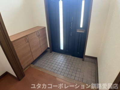 【玄関】 | 文苑1丁目7-16売家 | 明るく広々としたシューズボックス付き玄関☆