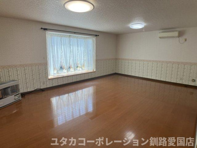 【居間・リビング】 | 文苑1丁目7-16売家 | 大きな出窓から心地よい光が差し込む、気品ある広々リビング★