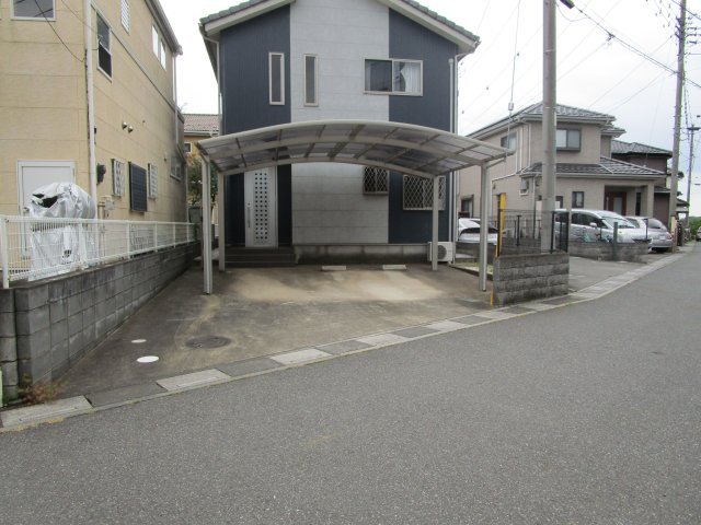 桶川市上日出谷南　中古戸建の前面道路含む現地写真