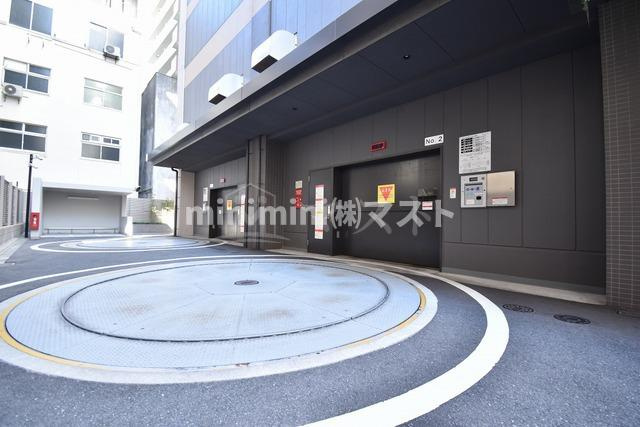 ブランズタワー大阪備後町の駐車場