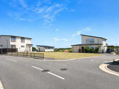 【前面道路含む現地写真】 | 岸和田市岸の丘町1丁目B号地 | 幅員の広い道路に面した、ゆとりある街区設計。車の出入りもしやすく、開放感のある住環境です。※掲載写真は一部画像加工を含みます。