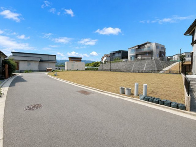 【前面道路含む現地写真】 | 岸和田市岸の丘町1丁目B号地 | 無電柱化された綺麗な街並み。新しい住宅が建ち並ぶ、統一感ある住環境が魅力です。
※掲載写真は一部画像加工を含みます。