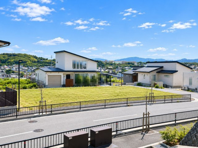 【前面道路含む現地写真】 | 岸和田市岸の丘町1丁目B号地 | 前面道路も広く、陽当たり・通風ともに良好。開放感ある立地をぜひ現地にてご体感ください。
※掲載写真は一部画像加工を含みます。