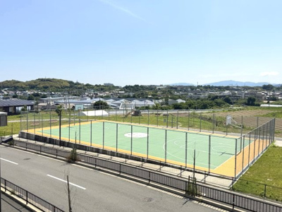 【周辺】 | 岸和田市岸の丘町1丁目B号地 | 分譲地内にはバスケットコートも整備されており、お子様との時間や休日も楽しめる住環境です。※掲載写真は一部画像加工を含みます。