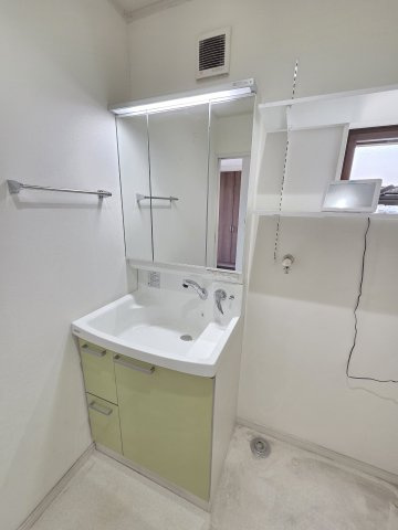 太田市由良町　中古住宅の独立洗面台|洗面化粧台は嬉しい三面鏡！隠せる収納としても重宝しますね！