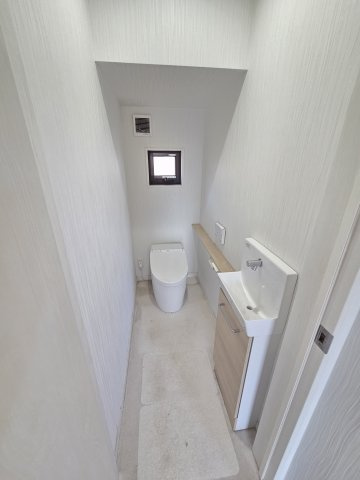 太田市由良町　中古住宅のトイレ|トイレは洗浄機能付きです！壁面収納も嬉しいですね♪