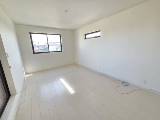 太田市由良町　中古住宅の洋室|西側洋室