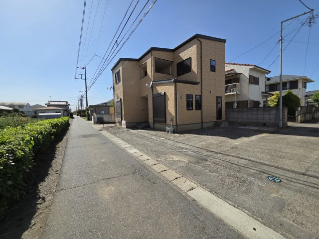 太田市由良町　中古住宅の前面道路含む現地写真|南側前面道路幅員約2.9ｍ　東側前面道路幅員約4.1ｍ