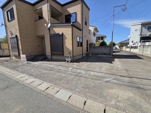 太田市由良町　中古住宅の駐車場|現地写真　駐車は建物南側と東側に横づけで2台可能です！
