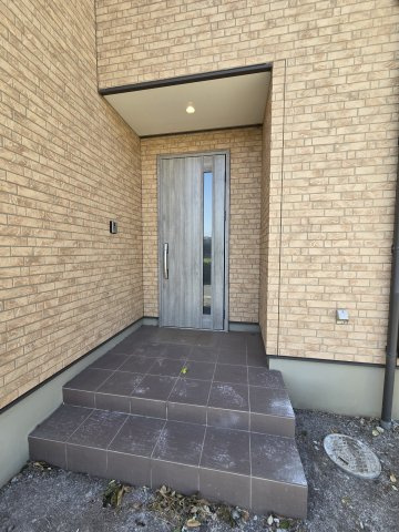 太田市由良町　中古住宅の玄関|TVモニタードアホン付きなので防犯面も安心です！