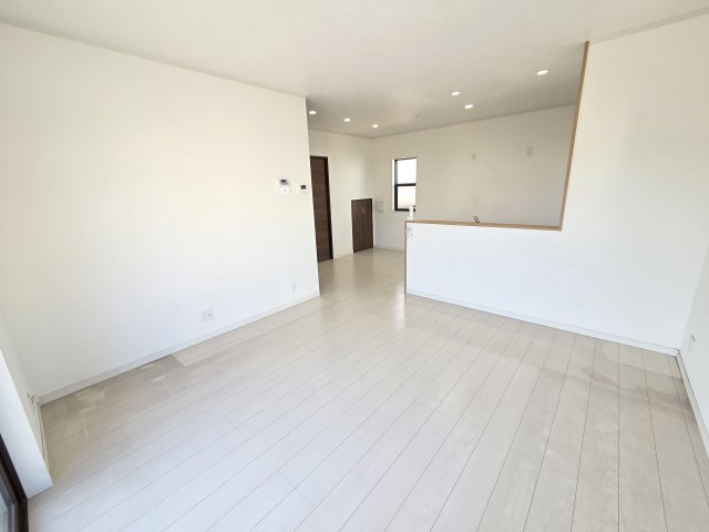 太田市由良町　中古住宅の居間・リビング|対面式のキッチンなので、家事をしながらご家族とのコミュニケーションが取れるのが嬉しいですね！