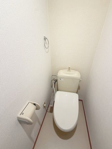 ルミエールのトイレ|落ち着いた色調のトイレです