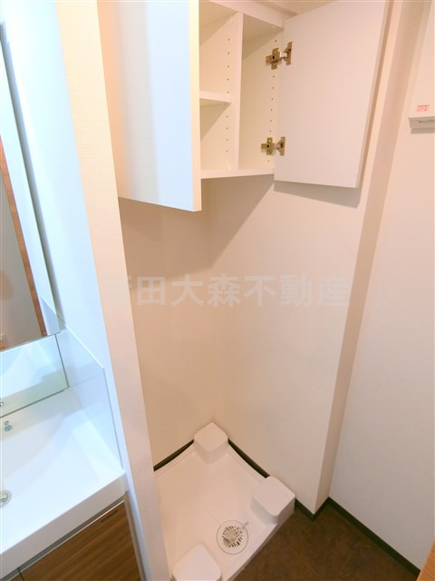アジールコート蒲田の設備|吊戸棚付きの室内洗濯機置き場