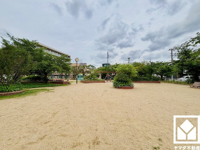西宮市東鳴尾町　1期のその他|ブランコや滑り台、ジャングルジムなどの遊具や、ゆったりとした広場を備えた「東鳴尾公園」まで徒歩3分（約180m）。植栽豊かな園内で自然に触れながらのびのび走り回れる環境で、子育て世帯の方にもお勧めです
