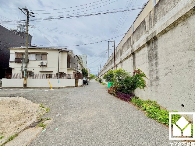 西宮市東鳴尾町　1期の前面道路含む現地写真|西側前面道路幅員約6.0mとゆったりとした広さがあるのでファミリーカー等の車の出入りも楽にできます。（写真は北側道路です）