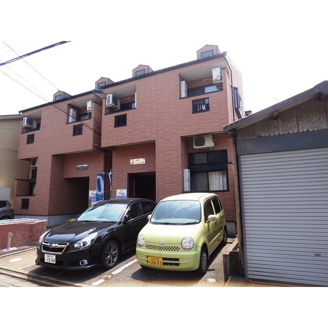 福岡市西区愛宕１丁目のアパートのエントランス