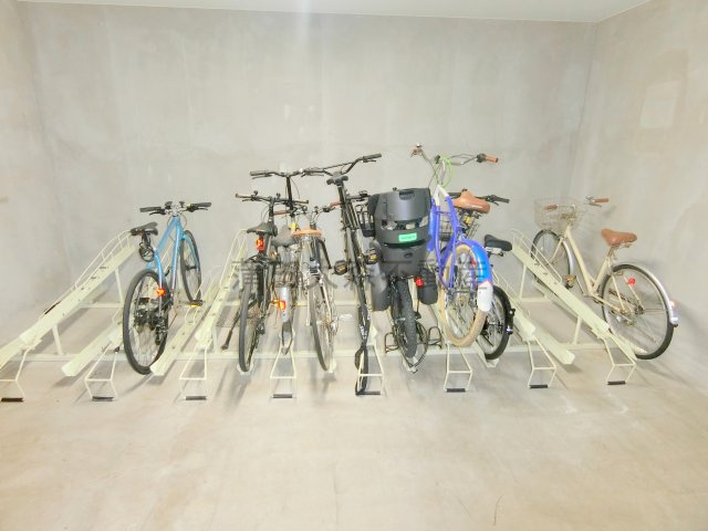 ベラコルテのその他共用部分|屋根付きラック式の駐輪場
