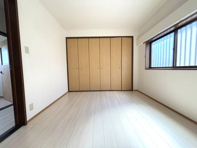栄町ハイツの洋室