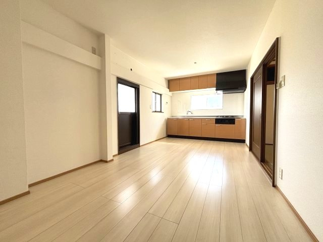 栄町ハイツの居間・リビング