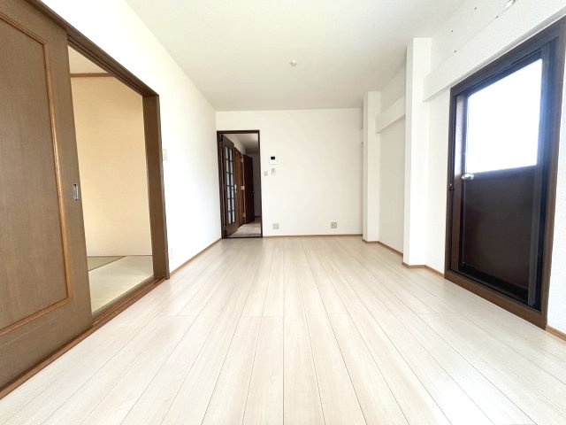 栄町ハイツの居間・リビング